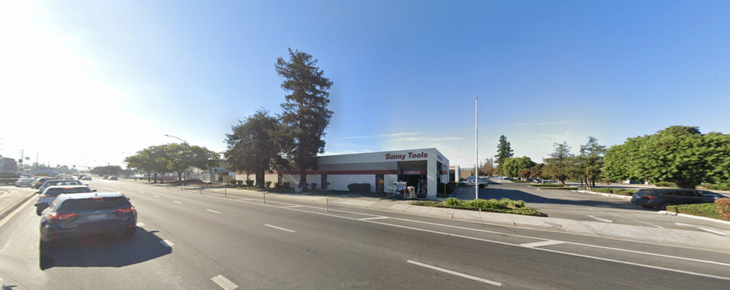 Industrial/Retail w/ 400 Amp Power & Fenced Yard